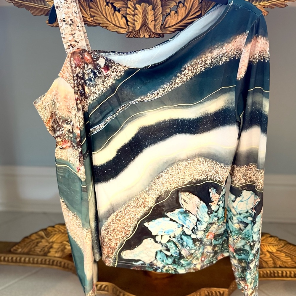 Abstract Patterned Top - Picture 3 of 3